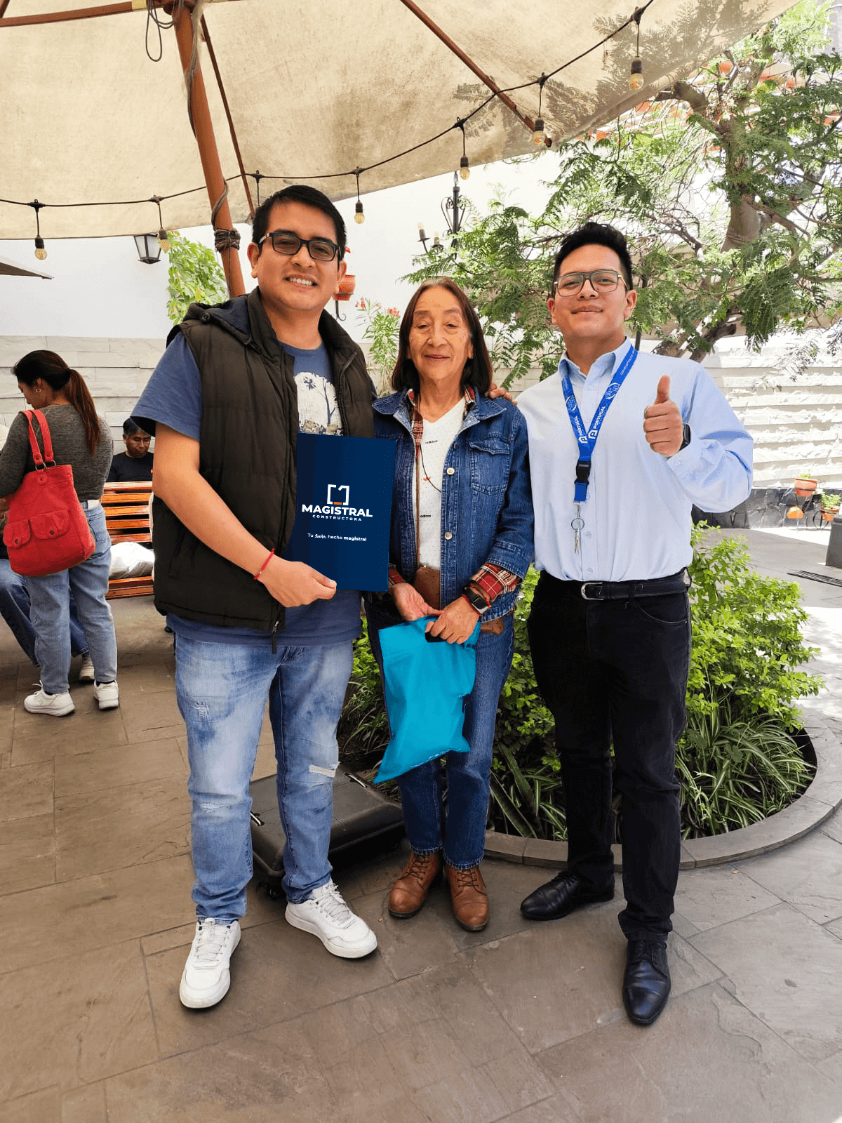 Asesores de ventas de Magistral Constructora con clientes