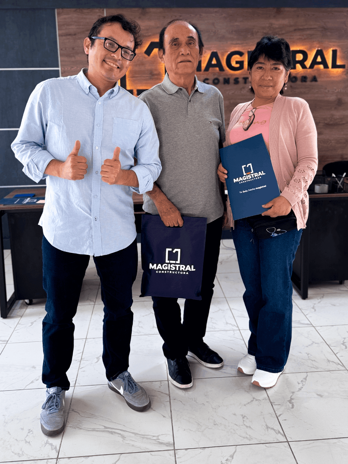 Equipo de ventas atendiendo a clientes