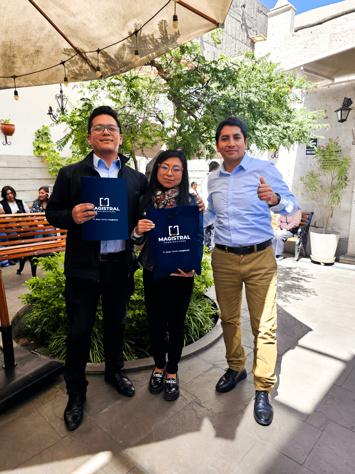 Nuestro personal de ventas con clientes